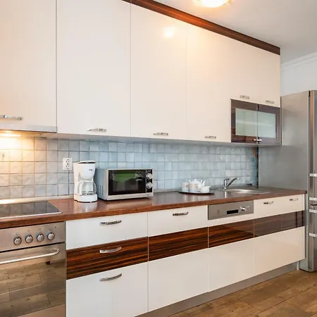 Jasmir - Free Parking Near The Daire