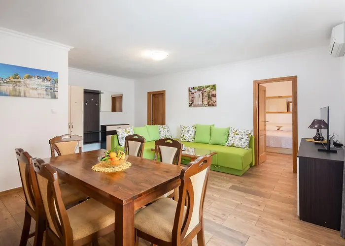 Jasmir - Free Parking Near The Appartement Makarska