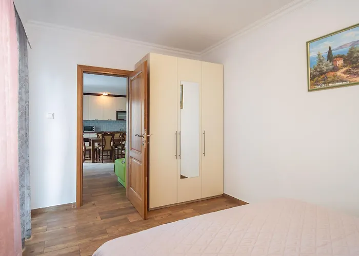 Jasmir - Free Parking Near The Appartement Makarska