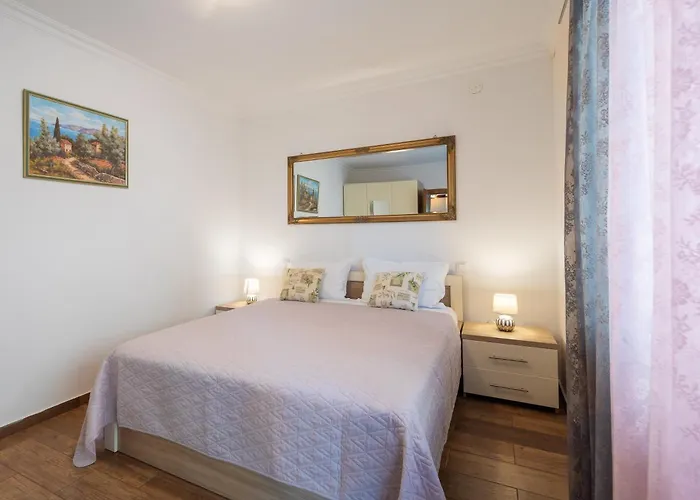 Jasmir - Free Parking Near The Makarska