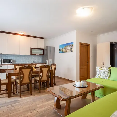 Jasmir - Free Parking Near The Makarska