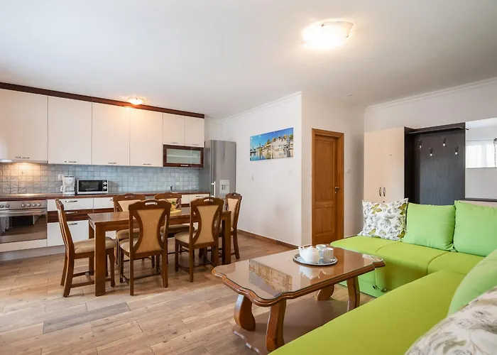 Jasmir - Free Parking Near The Макарска