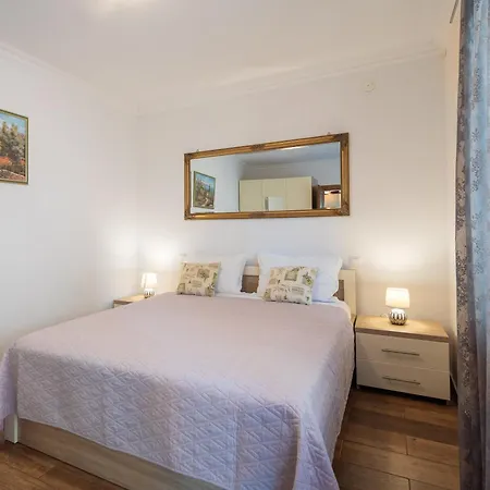 Jasmir - Free Parking Near The Makarska